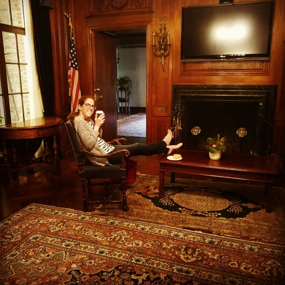 Come into my crowded closet - Picture 2 of 4